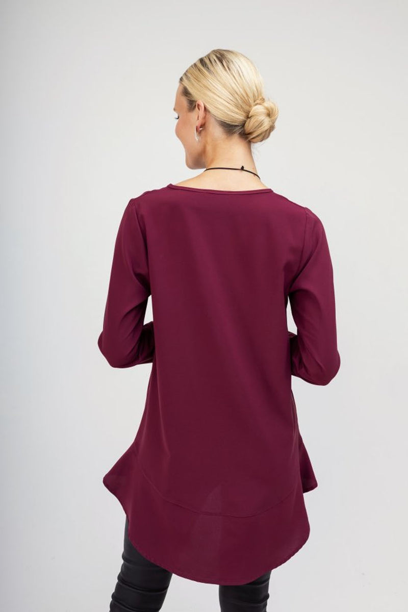 Oversized μπορντό μπλούζα με ασύμμετρο κόψιμο και βολάν στο τελείωμα – Ellisargi Boutique