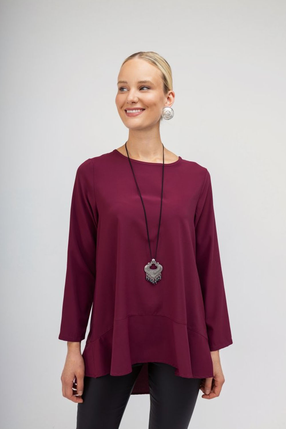 Oversized μπορντό μπλούζα με ασύμμετρο κόψιμο και βολάν στο τελείωμα – Ellisargi Boutique