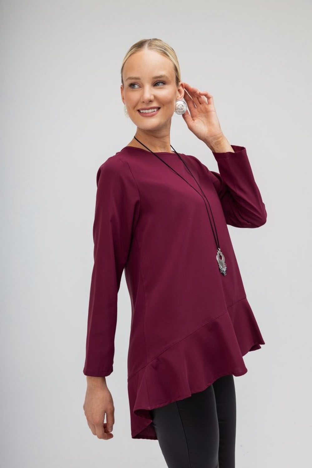 Oversized μπορντό μπλούζα με ασύμμετρο κόψιμο και βολάν στο τελείωμα – Ellisargi Boutique