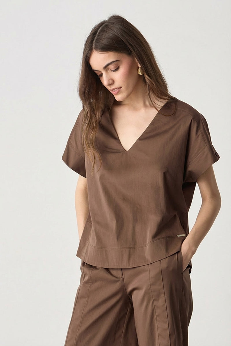 Μπλούζα Ποπλίνα Κοντομάνικη με V Λαιμόκοψη σε Καφέ Απόχρωση