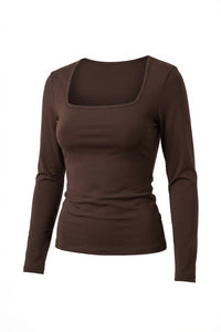 Καφέ γυναικεία μπλούζα με τετράγωνη λαιμόκοψη και μακρύ μανίκι σε εφαρμοστή γραμμή, φωτογραφημένη σε μοντέλο και σε λευκό φόντο.
