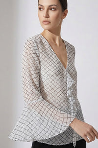 Γυναικεία μπλούζα με V λαιμόκοψη, καρό σχέδιο, βολάν μπροστά και μακριά καμπάνα μανίκια.