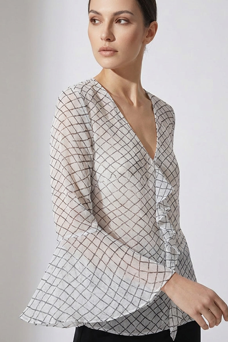 Γυναικεία μπλούζα με V λαιμόκοψη, καρό σχέδιο, βολάν μπροστά και μακριά καμπάνα μανίκια.