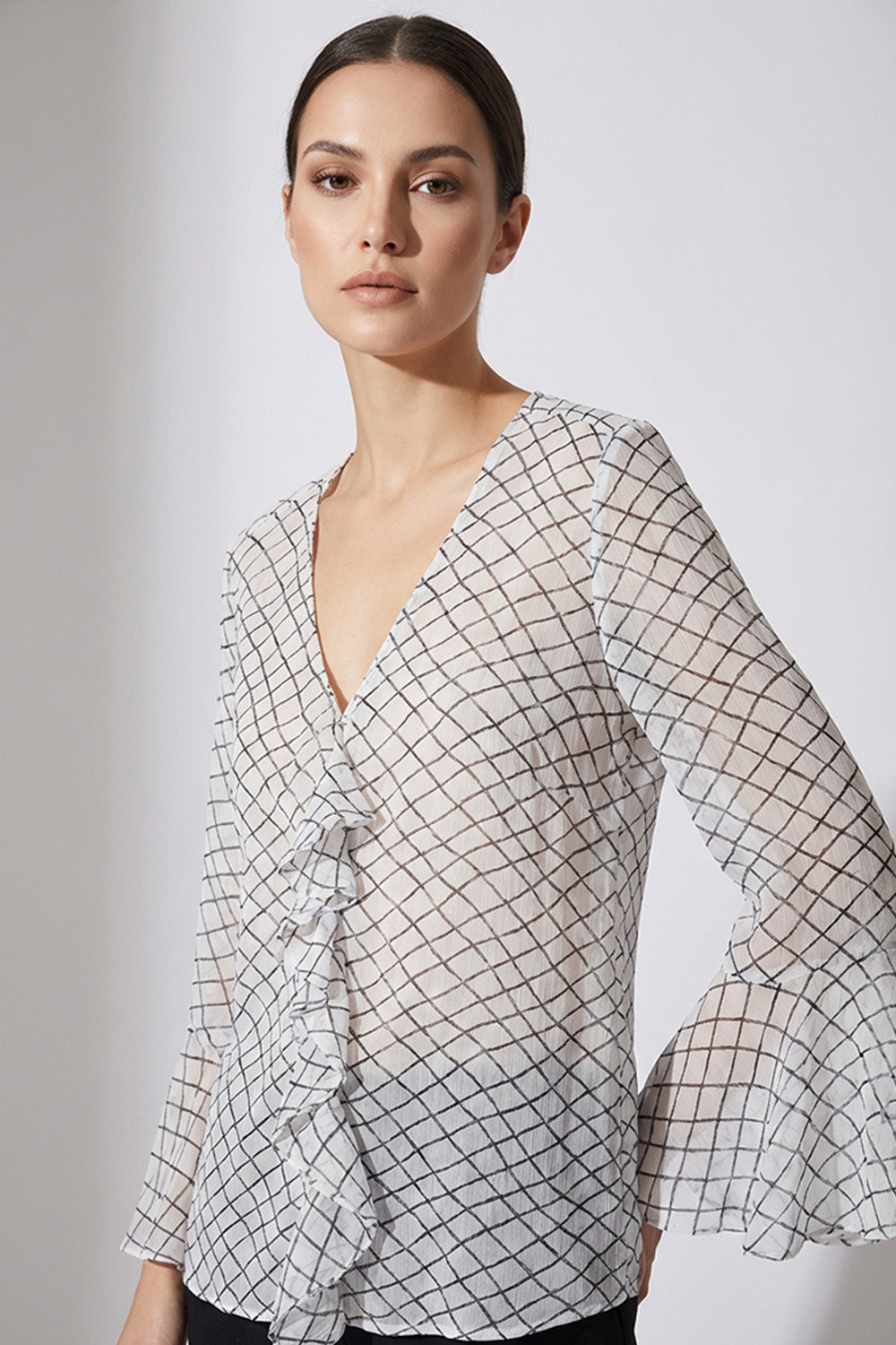 Γυναικεία μπλούζα με V λαιμόκοψη, καρό σχέδιο, βολάν μπροστά και μακριά καμπάνα μανίκια.