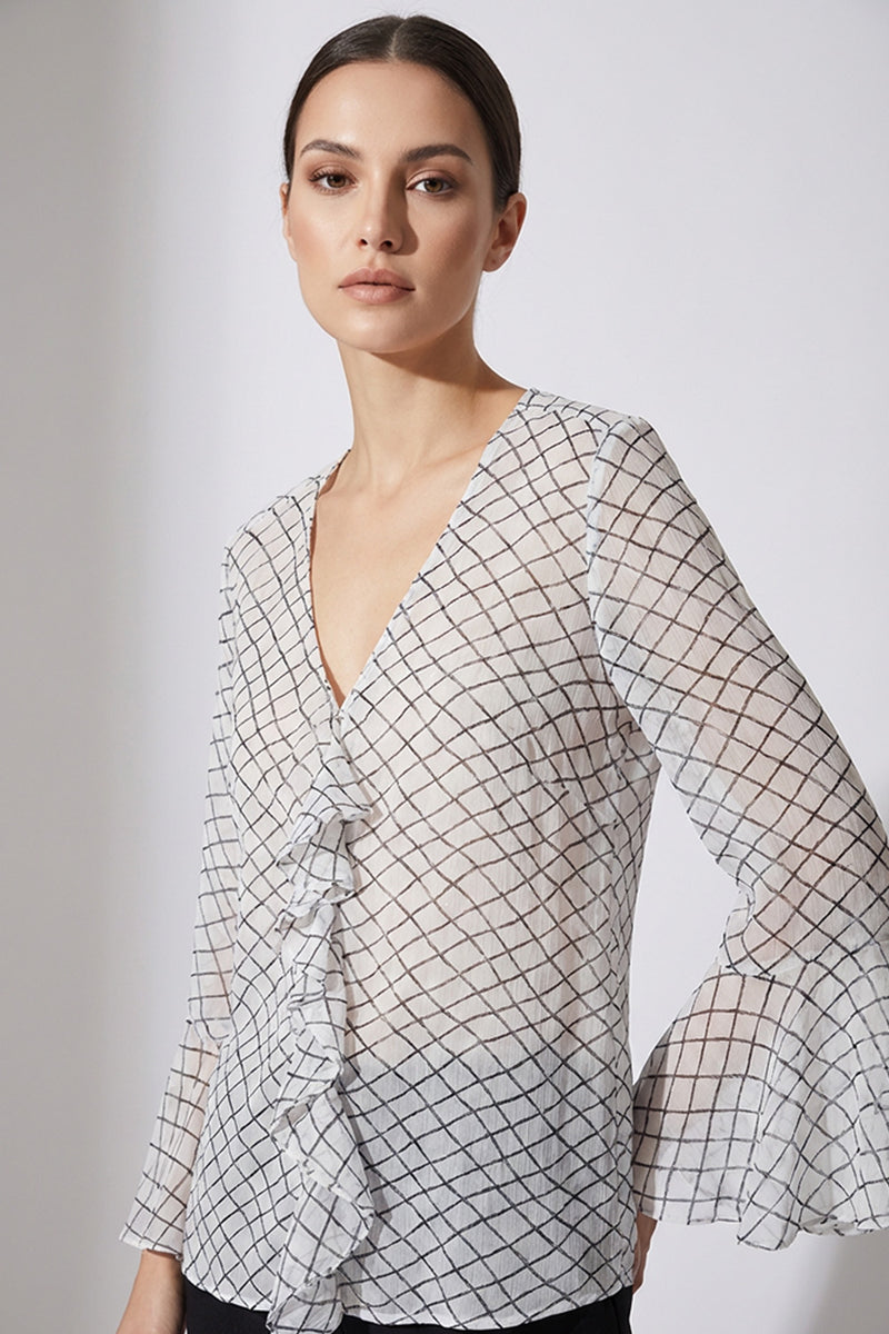 Γυναικεία μπλούζα με V λαιμόκοψη, καρό σχέδιο, βολάν μπροστά και μακριά καμπάνα μανίκια.