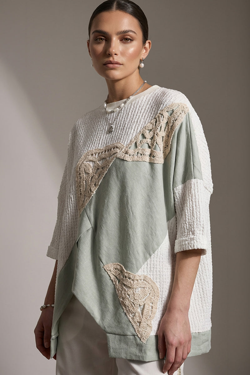 Εκρού γυναικεία μπλούζα με φυστικί ασύμμετρη φάσα και μπεζ crochet διακοσμητικές λεπτομέρειες