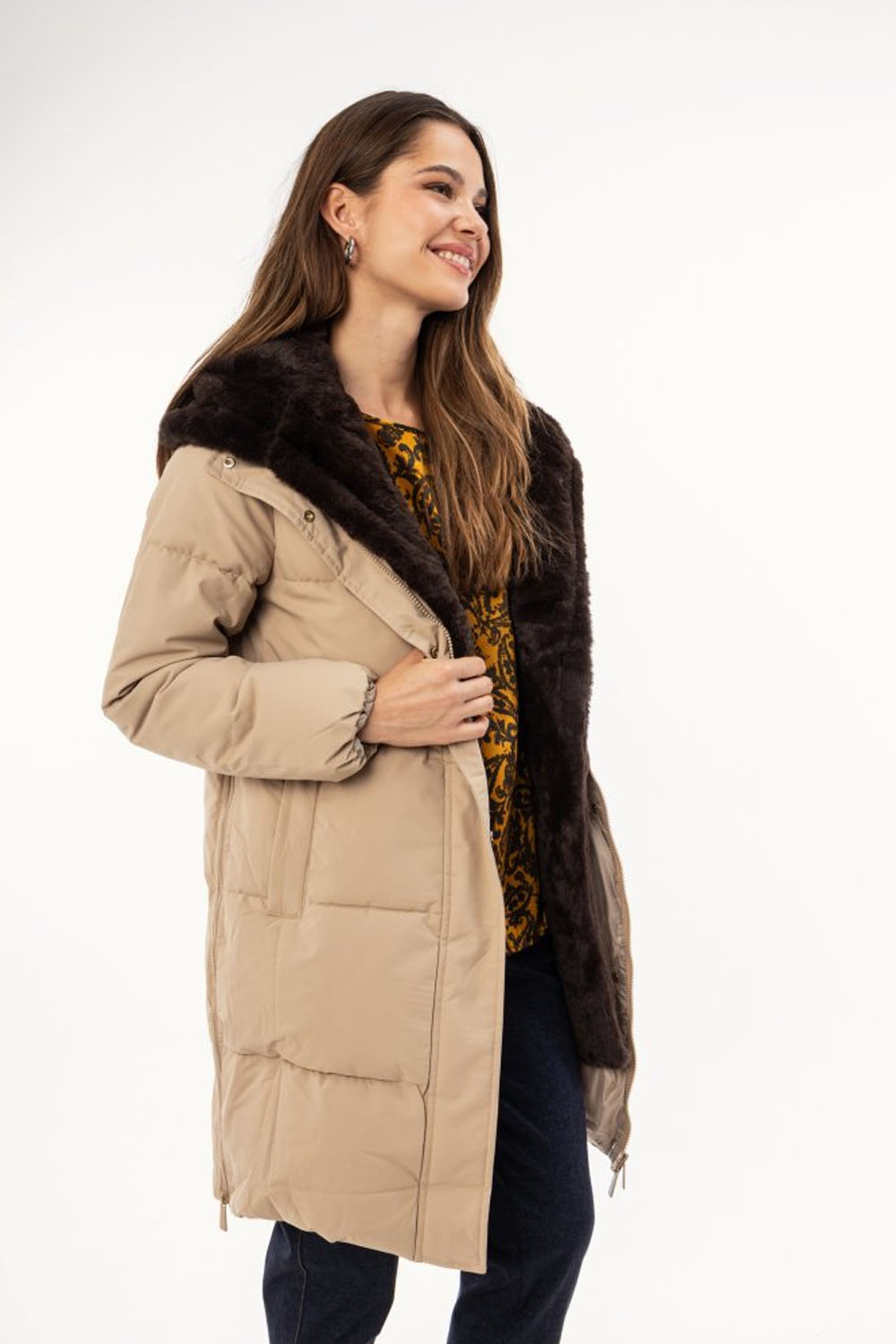Μπεζ μπουφάν με εσωτερική οικολογική καφέ γούνα και πλαϊνά φερμουάρ – Ellisargi Boutique