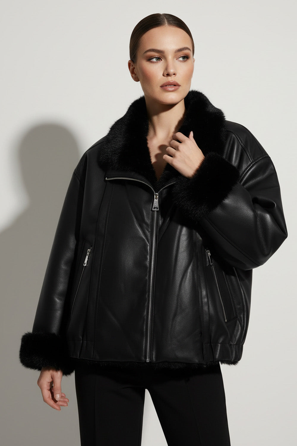 Μαύρο μπουφάν δερματίνη με πλούσια γούνα σε γιακά και μανίκια και oversized γραμμή.