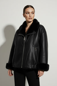 Μαύρο μπουφάν διπλής όψεως, με μία πλευρά γούνα και μία δερματίνη, σε oversized γραμμή.