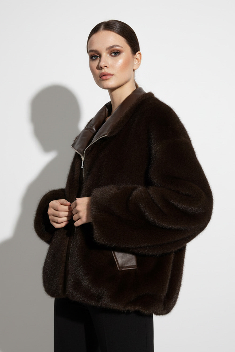 Καφέ μπουφάν διπλής όψεως με οικολογική γούνα και δερματίνη σε oversized γραμμή.