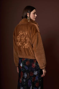 Καφέ γούνινο μπουφάν iRous με χρυσά κουμπιά και κεντημένο μοτίβο στην πλάτη, φωτογράφιση στούντιο.