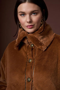 Καφέ γούνινο μπουφάν iRous με χρυσά κουμπιά και κεντημένο μοτίβο στην πλάτη, φωτογράφιση στούντιο.