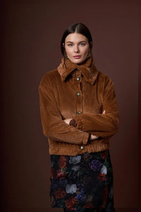 Καφέ γούνινο μπουφάν iRous με χρυσά κουμπιά και κεντημένο μοτίβο στην πλάτη, φωτογράφιση στούντιο.