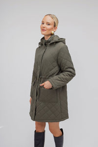 Χακί καπιτονέ μπουφάν με κουκούλα, κορδόνι μέσης και τσεπάκια – Ellisargi Boutique