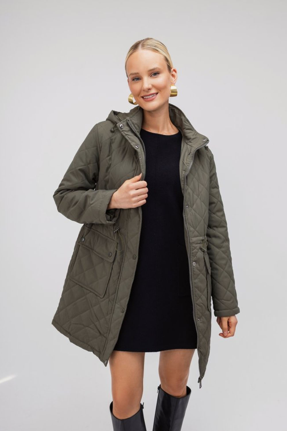 Χακί καπιτονέ μπουφάν με κουκούλα, κορδόνι μέσης και τσεπάκια – Ellisargi Boutique