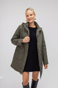 Χακί καπιτονέ μπουφάν με κουκούλα, κορδόνι μέσης και τσεπάκια – Ellisargi Boutique