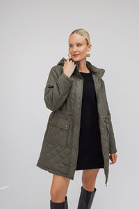 Χακί καπιτονέ μπουφάν με κουκούλα, κορδόνι μέσης και τσεπάκια – Ellisargi Boutique