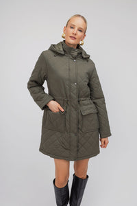 Χακί καπιτονέ μπουφάν με κουκούλα, κορδόνι μέσης και τσεπάκια – Ellisargi Boutique