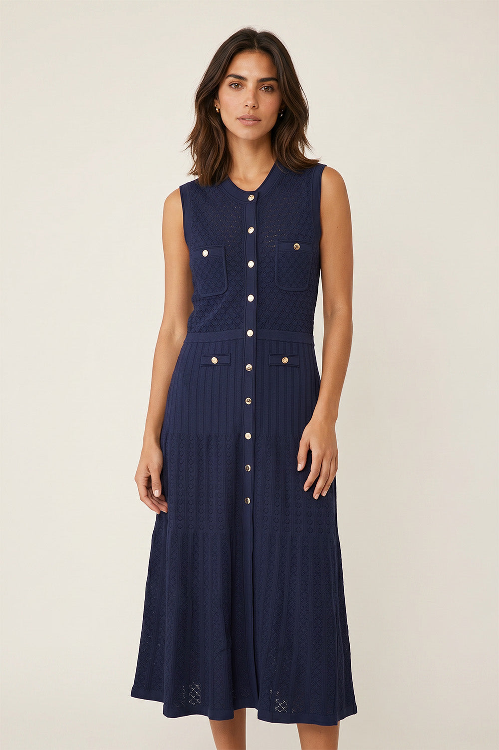 Navy blue midi πλεκτό φόρεμα με χρυσά κουμπιά και αμάνικο σχέδιο σε θηλυκή γραμμή
