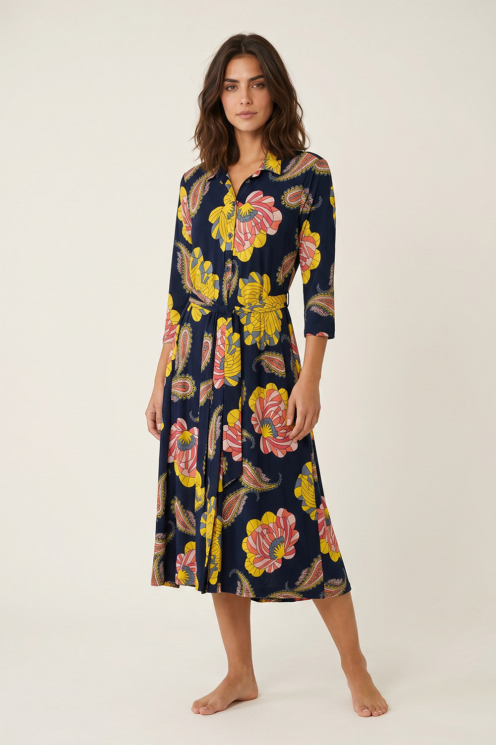 Navy midi shirt dress με floral και paisley print και δέσιμο στη μέση.