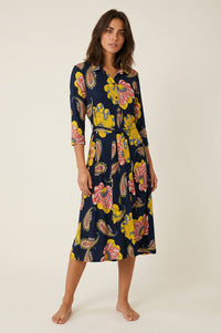 Navy midi shirt dress με floral και paisley print και δέσιμο στη μέση.