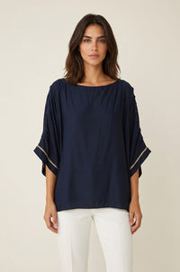 Γυναικεία navy satin μπλούζα με loose γραμμή και φαρδιά kimono μανίκια.