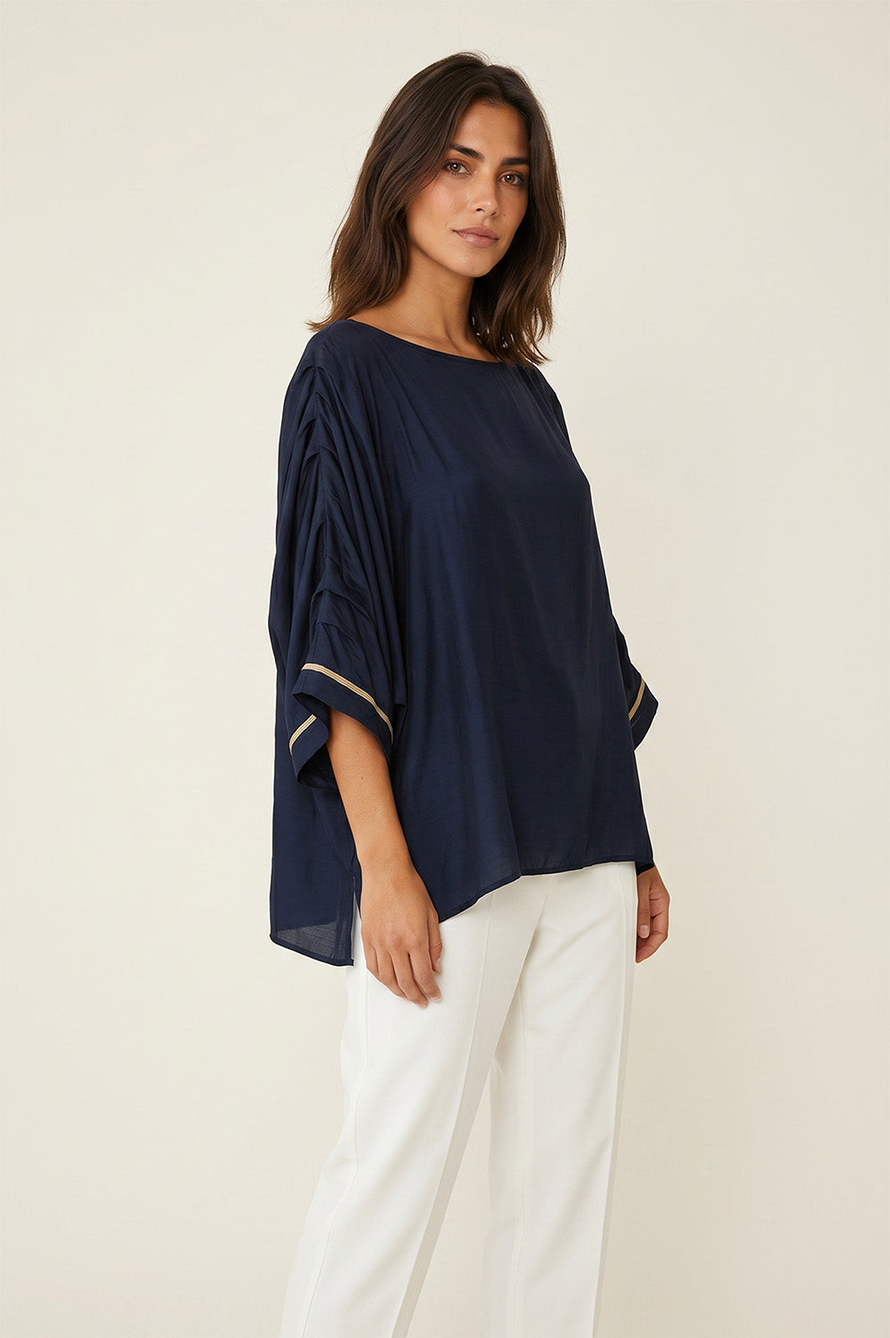 Γυναικεία navy satin μπλούζα με loose γραμμή και φαρδιά kimono μανίκια.