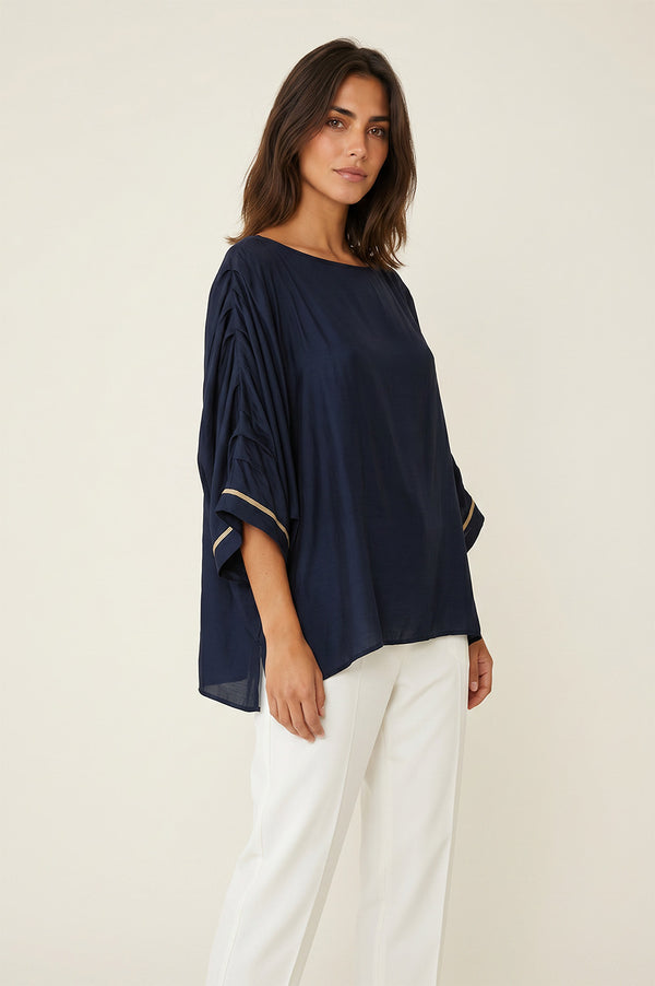 Γυναικεία navy satin μπλούζα με loose γραμμή και φαρδιά kimono μανίκια.
