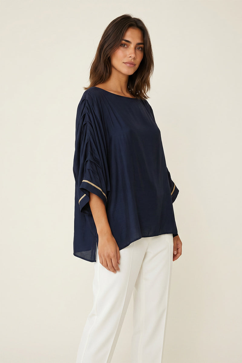 Γυναικεία navy satin μπλούζα με loose γραμμή και φαρδιά kimono μανίκια.