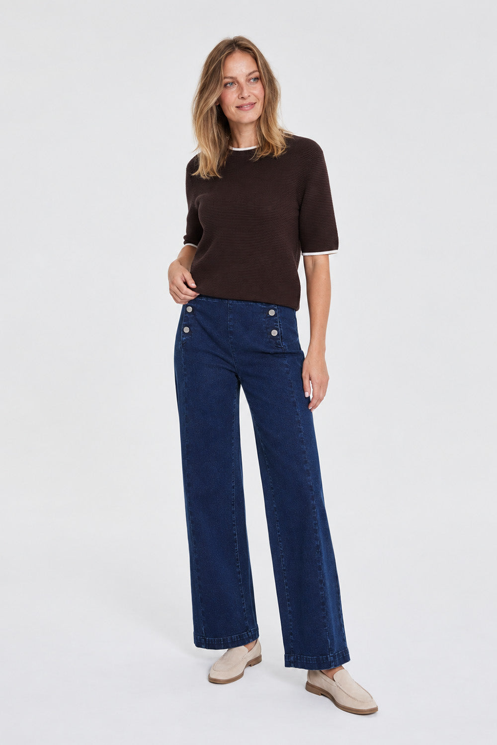 Γυναικείο ντένιμ παντελόνι wide leg σε βαθύ μπλε με μεταλλικά κουμπιά