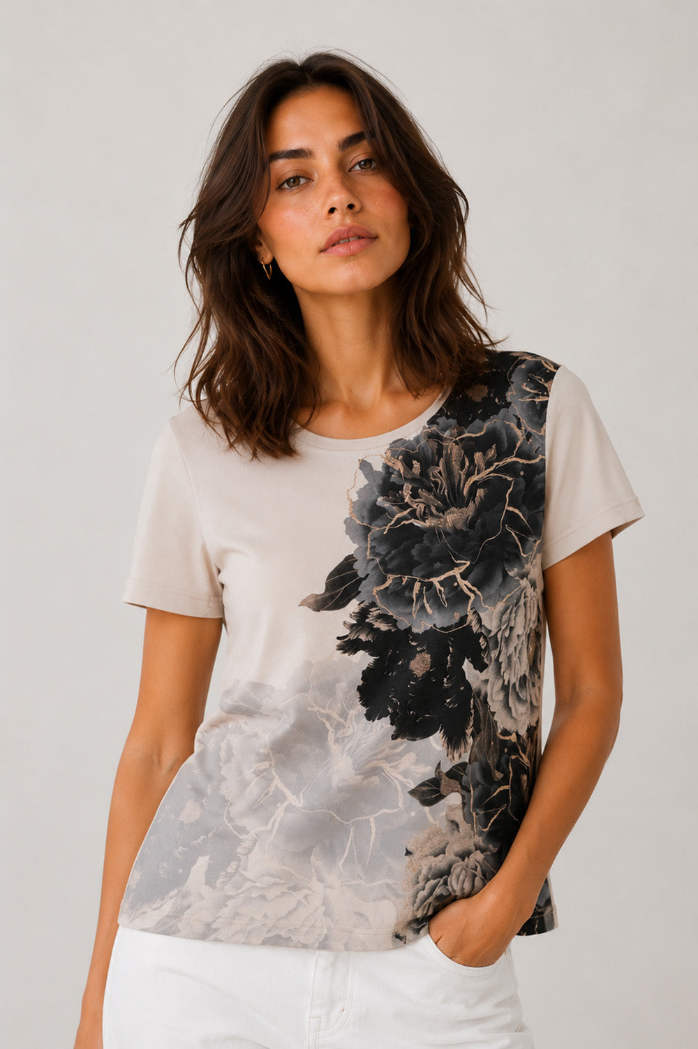 Γυναικείο nude t-shirt με floral print σε μαύρους και γκρι τόνους και κοντό μανίκι.