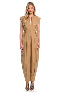 Γυναικεία ολόσωμη φόρμα cargo σε μπεζ sand απόχρωση με φερμουάρ, ρυθμιζόμενη μέση και πλαϊνές τσέπες.