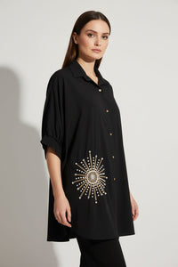 Oversize μαύρο πουκάμισο με χρυσό μοτίβο ηλιαχτίδας και strass λεπτομέρειες, με χρυσά κουμπιά.