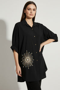 Oversize μαύρο πουκάμισο με χρυσό μοτίβο ηλιαχτίδας και strass λεπτομέρειες, με χρυσά κουμπιά.