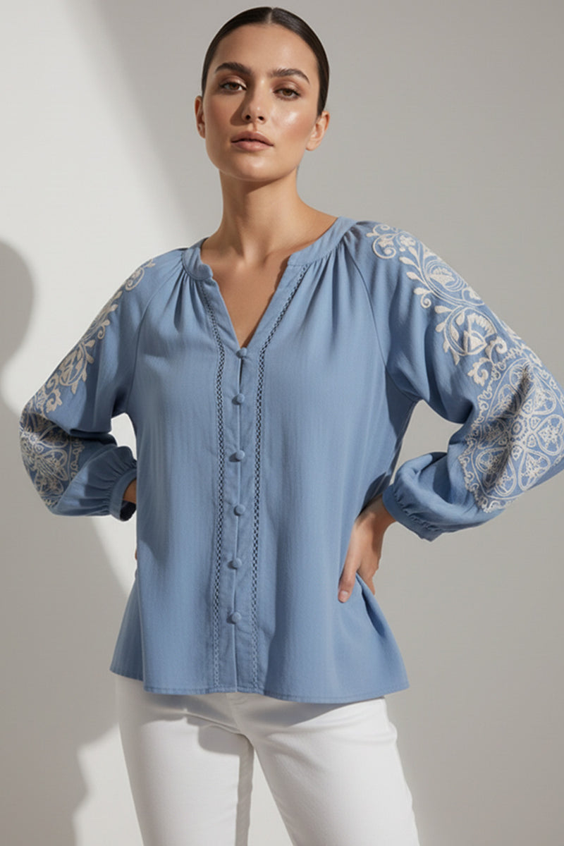 Γαλάζιο oversize γυναικείο πουκάμισο με εκρού κέντημα στα μακριά μανίκια