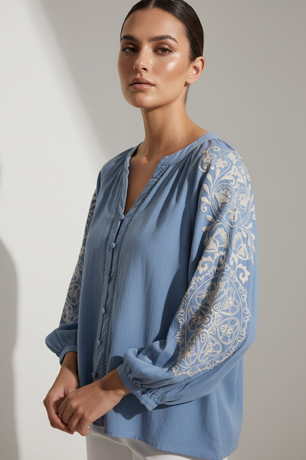 Γαλάζιο oversize γυναικείο πουκάμισο με εκρού κέντημα στα μακριά μανίκια