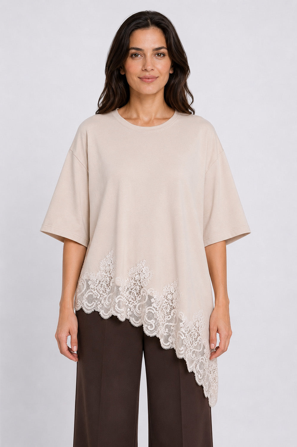 Γυναικείο oversized φούτερ σε μπεζ απόχρωση με ασύμμετρο τελείωμα και δαντέλα. Μια κομψή επιλογή που συνδυάζει άνεση και θηλυκό στιλ.
