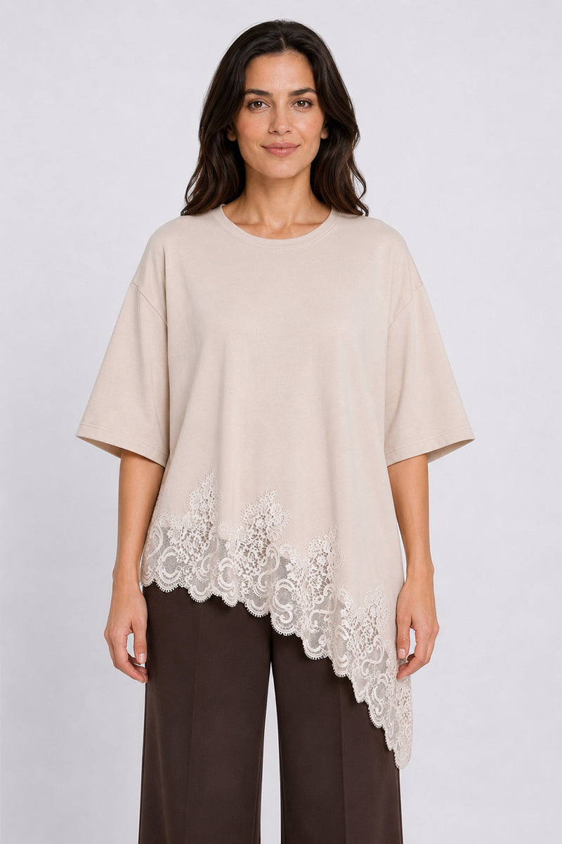 Γυναικείο oversized φούτερ σε μπεζ απόχρωση με ασύμμετρο τελείωμα και δαντέλα. Μια κομψή επιλογή που συνδυάζει άνεση και θηλυκό στιλ.