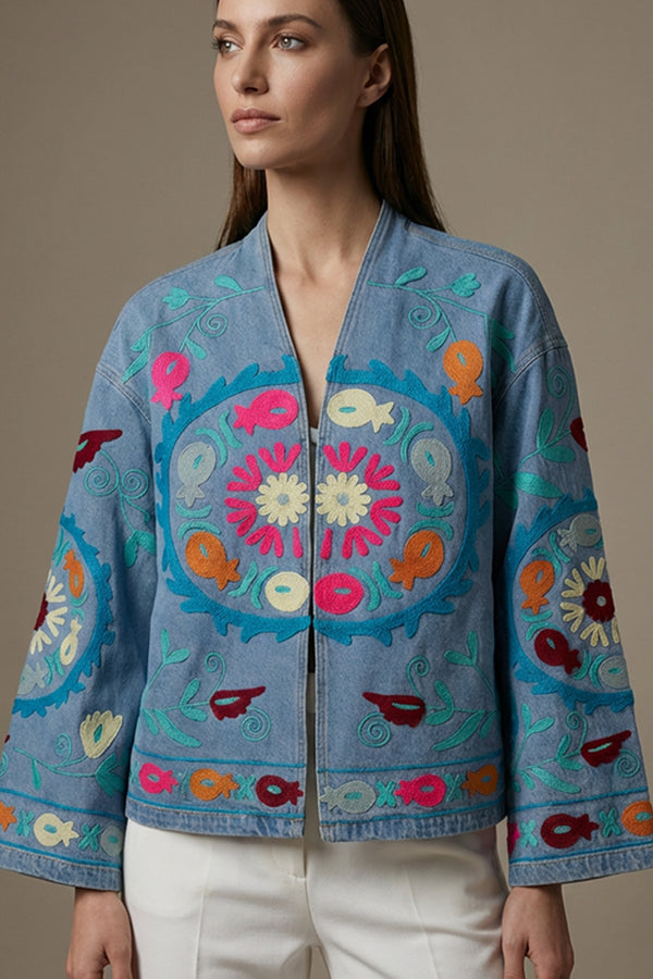 Oversized γυναικείο jacket σε γαλάζια denim όψη με πολύχρωμα κεντήματα μπροστά