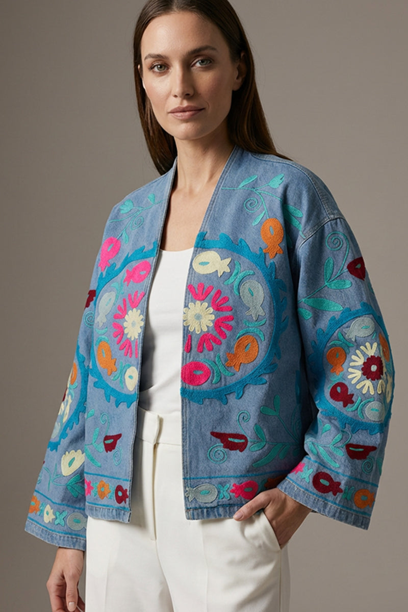 Oversized γυναικείο jacket σε γαλάζια denim όψη με πολύχρωμα κεντήματα μπροστά