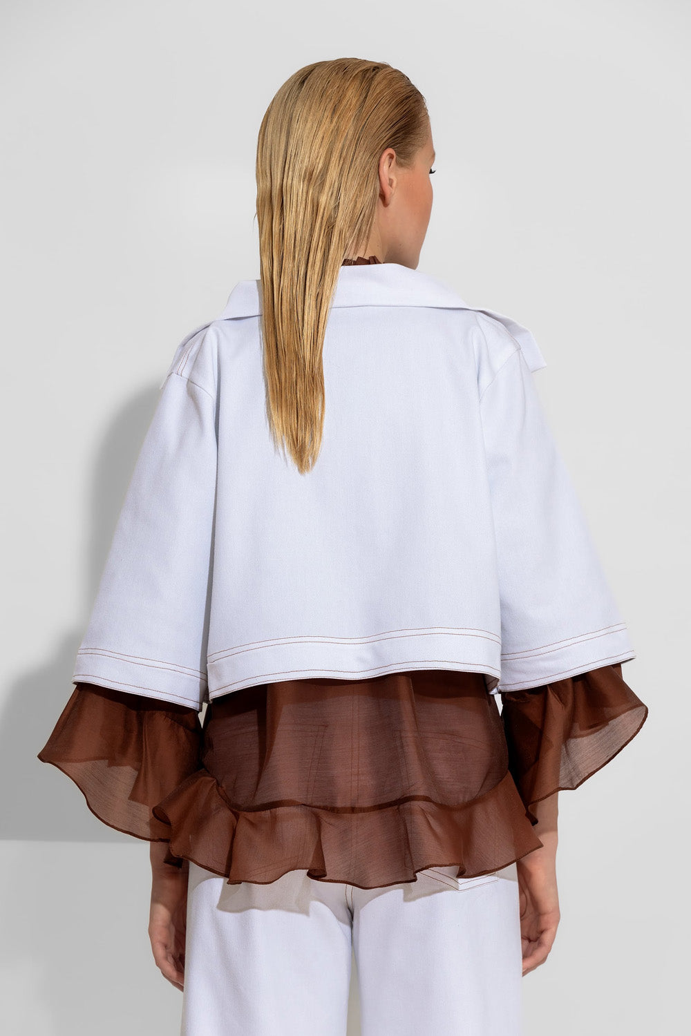 Oversized κοντό λευκό denim μπουφάν με χρυσά κουμπιά και έντονες ραφές