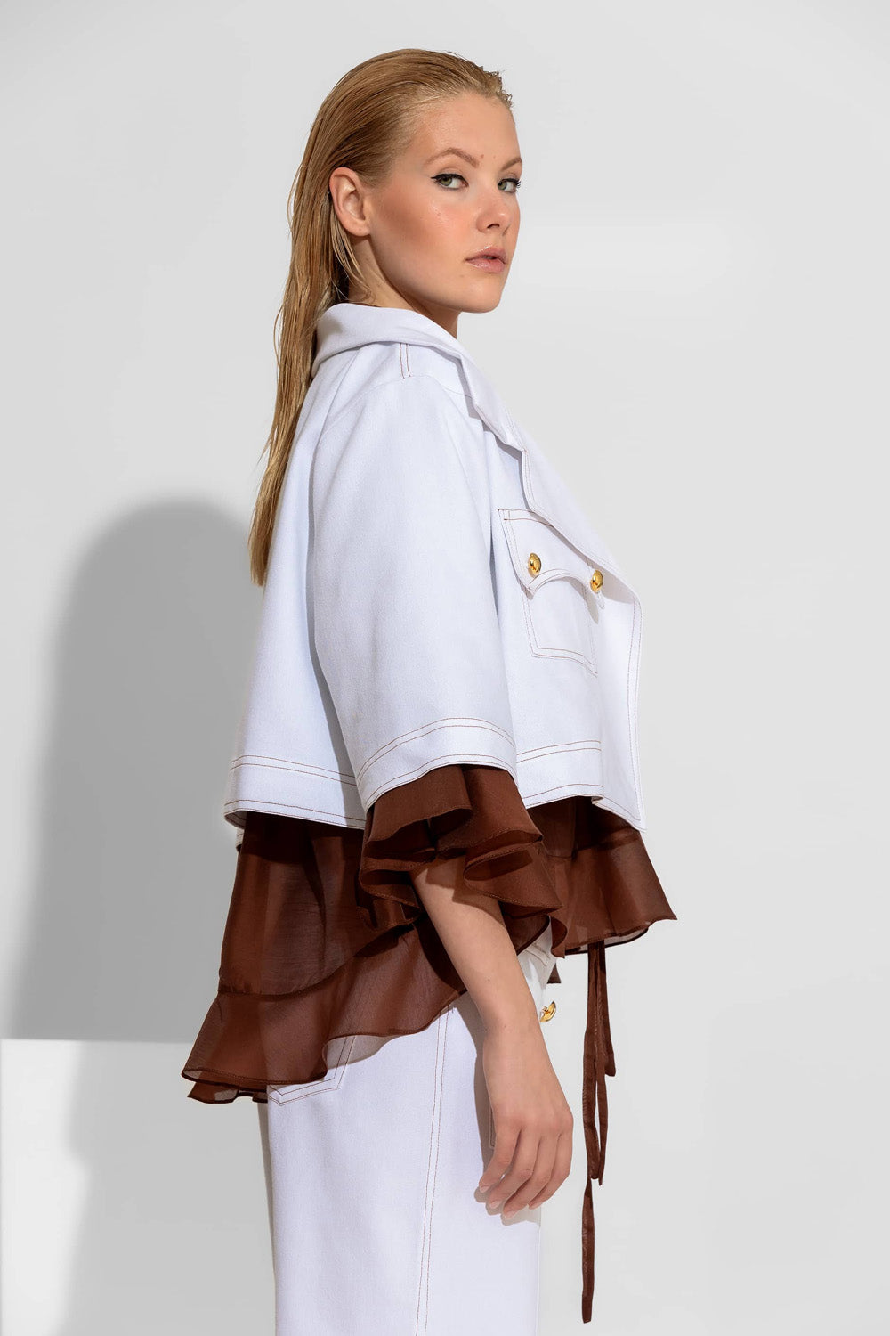 Oversized κοντό λευκό denim μπουφάν με χρυσά κουμπιά και έντονες ραφές