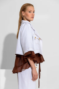 Oversized κοντό λευκό denim μπουφάν με χρυσά κουμπιά και έντονες ραφές