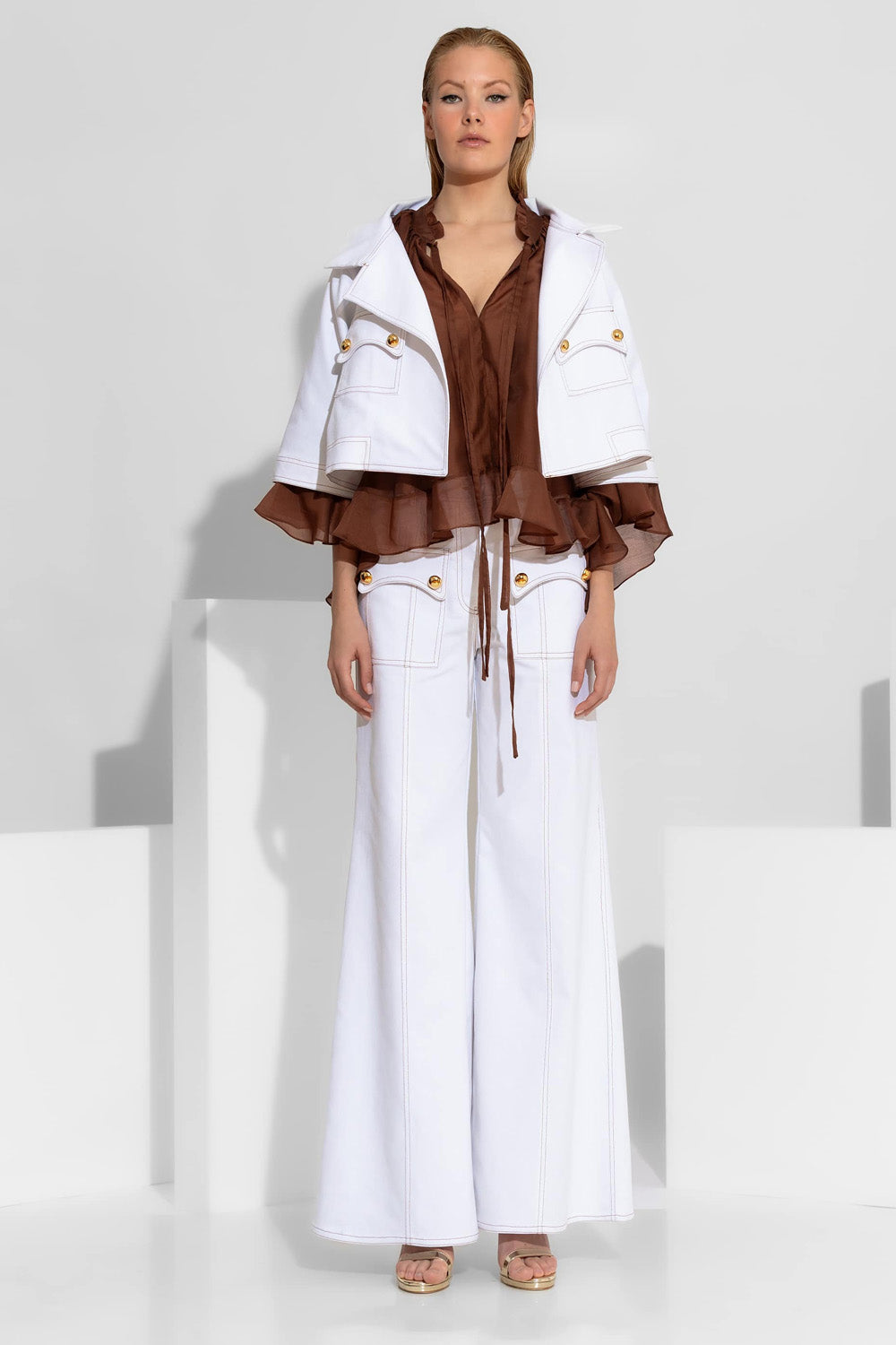 Oversized κοντό λευκό denim μπουφάν με χρυσά κουμπιά και έντονες ραφές