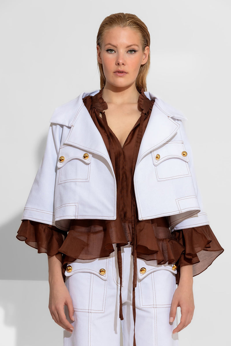 Oversized κοντό λευκό denim μπουφάν με χρυσά κουμπιά και έντονες ραφές