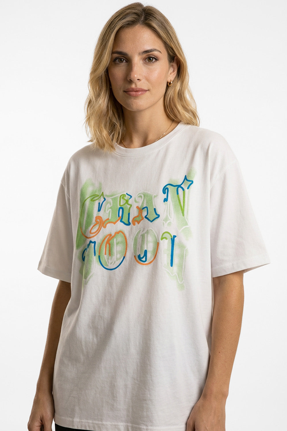 Λευκό oversized T-shirt με πολύχρωμο print μπροστά σε relaxed γραμμή