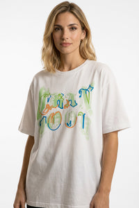 Λευκό oversized T-shirt με πολύχρωμο print μπροστά σε relaxed γραμμή