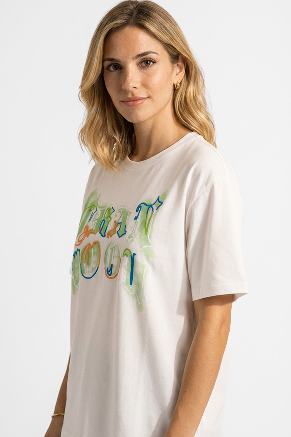 Λευκό oversized T-shirt με πολύχρωμο print μπροστά σε relaxed γραμμή