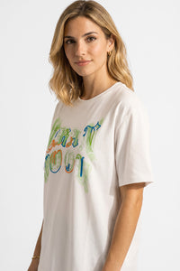 Λευκό oversized T-shirt με πολύχρωμο print μπροστά σε relaxed γραμμή