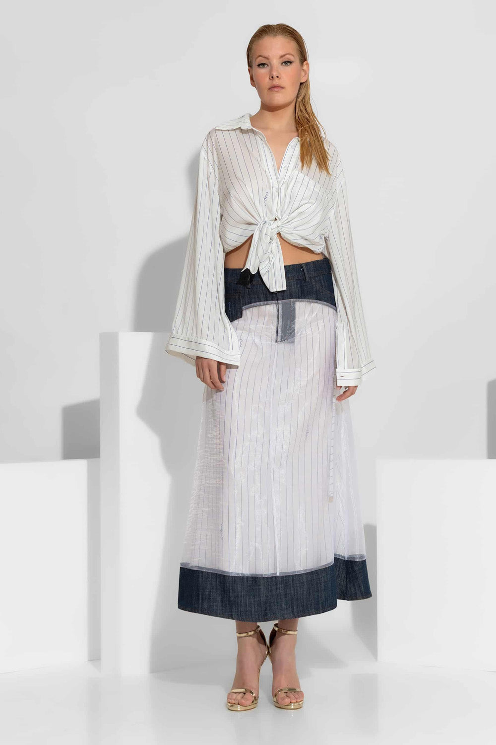 Γυναικείο oversized σατέν πουκάμισο εκρού με μπλε κάθετες ρίγες και φαρδιά μανίκια